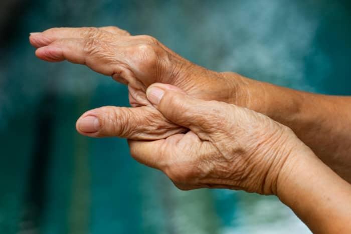Temblor del dedo pulgar en personas senior